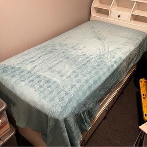 Super Soft Microfiber Blanket in Aqua Ocean Measures 66” X 94”